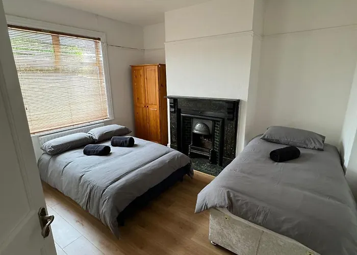 Very Nice Triple Room At 2 Iveragh Rd-5
