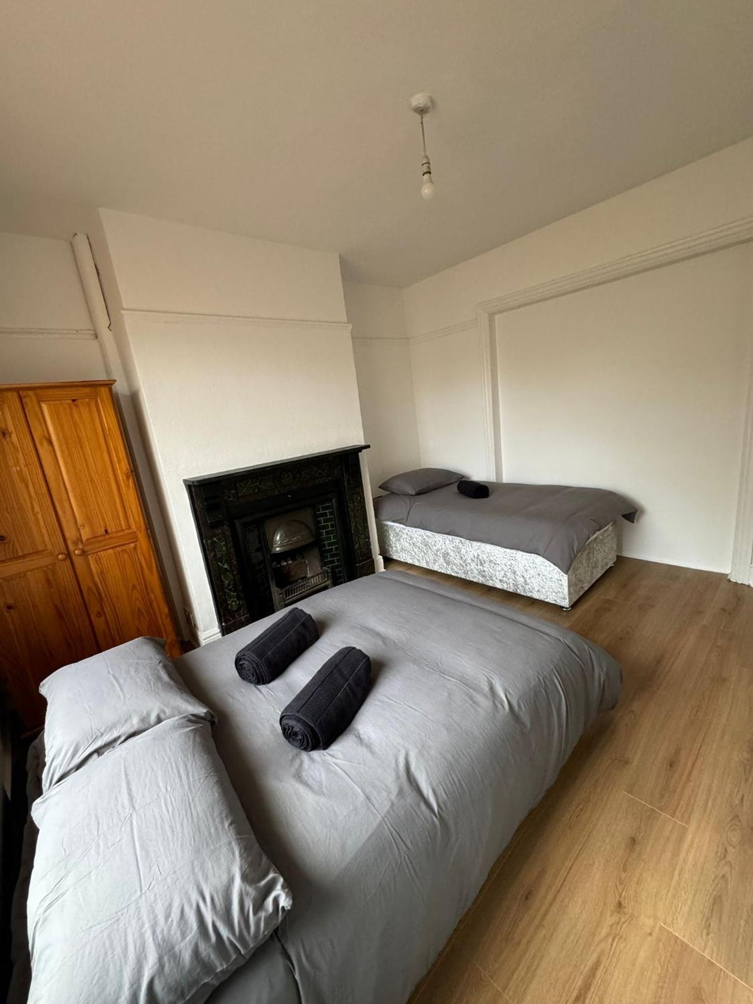 Guest house Very Nice Triple At 2 Iveragh Rd-5