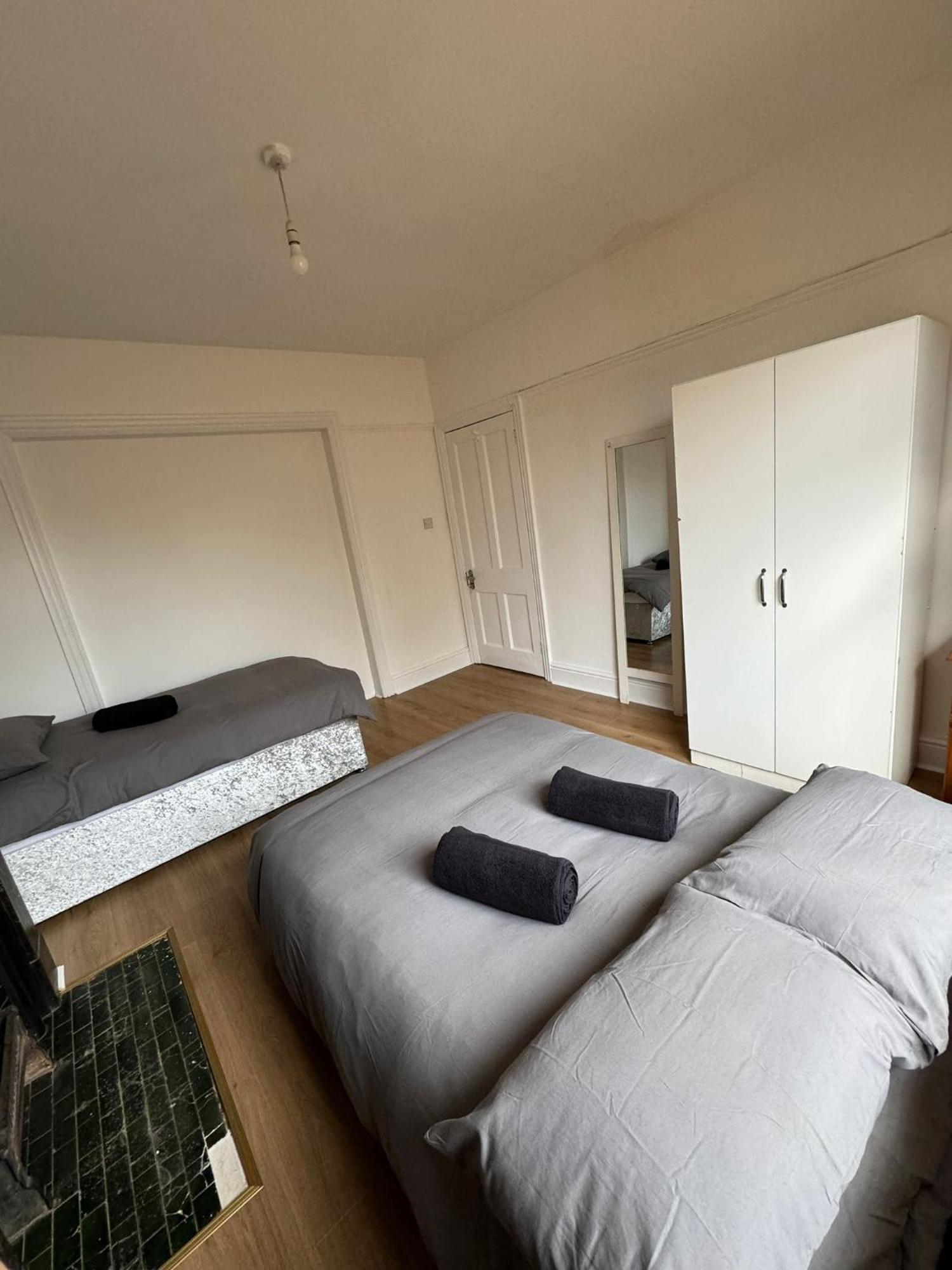 Guest house Very Nice Triple At 2 Iveragh Rd-5 Dublin