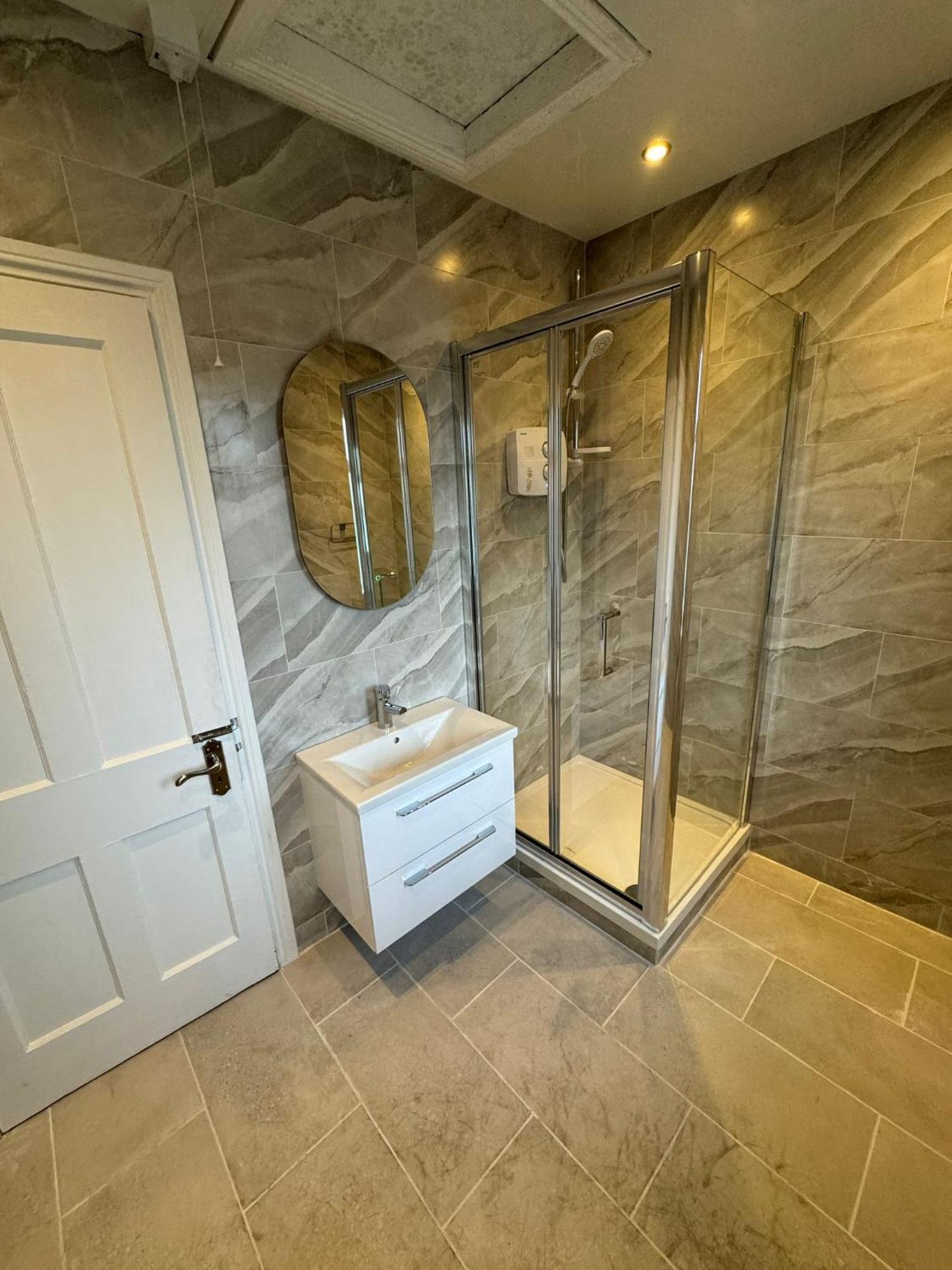 Guest house Very Nice Triple At 2 Iveragh Rd-5